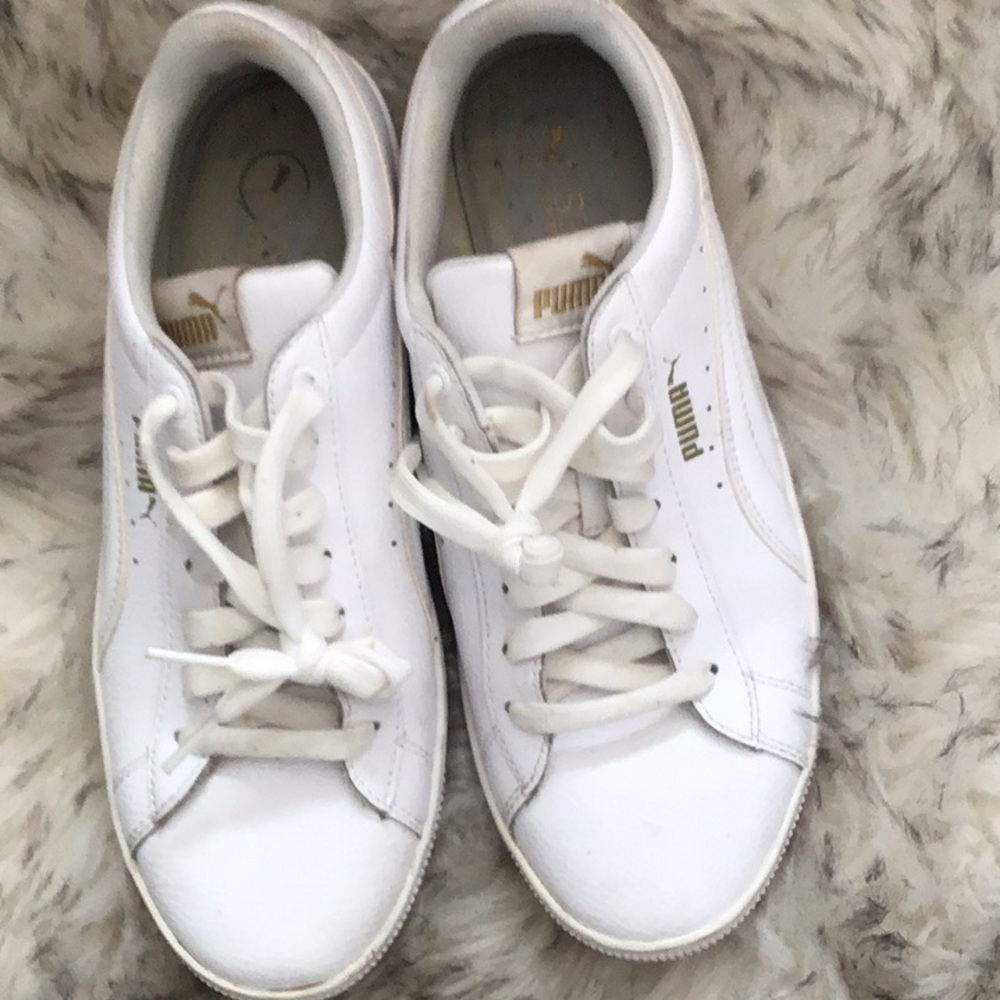 Wardrobe ESSENTIAL white low Pumas